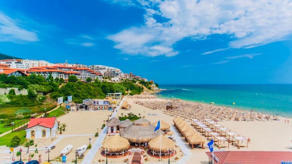 Dolce Vita Sea View Apartment Sveti Vlas Bagian luar foto