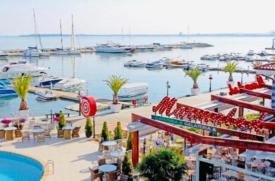 Dolce Vita Sea View Apartment Sveti Vlas Bagian luar foto